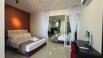 Familie suite, balkon, uitzicht op zee | Een strijkplank/strijkijzer, gratis wifi