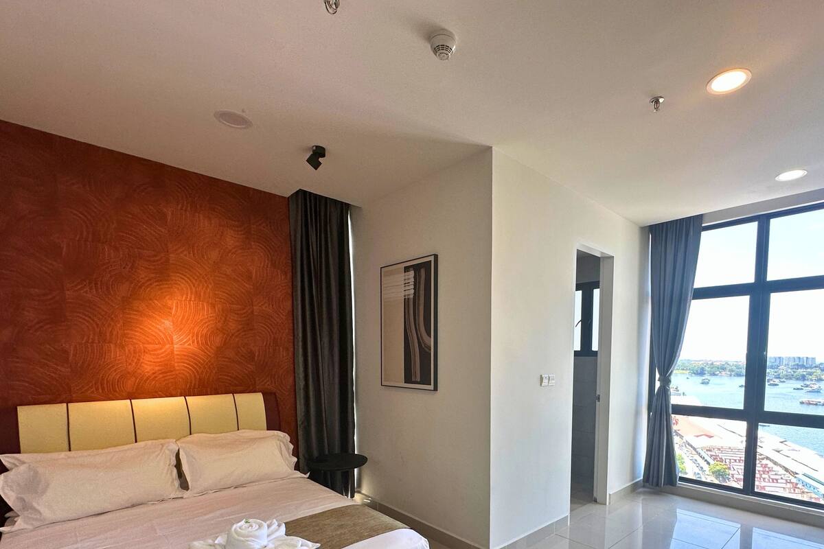 Suite familiar, vistas al mar | Sistema de insonorización, tabla de planchar con plancha, wifi gratis