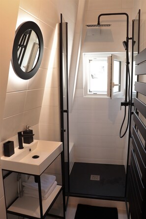 Dusche, Handtücher, Seife, Toilettenpapier