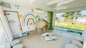 A children's playroom with a colorful mural, a playhouse, and a soft seating area. - Refuge By Paty - Malia Beach Resort for families (Ipojuca)