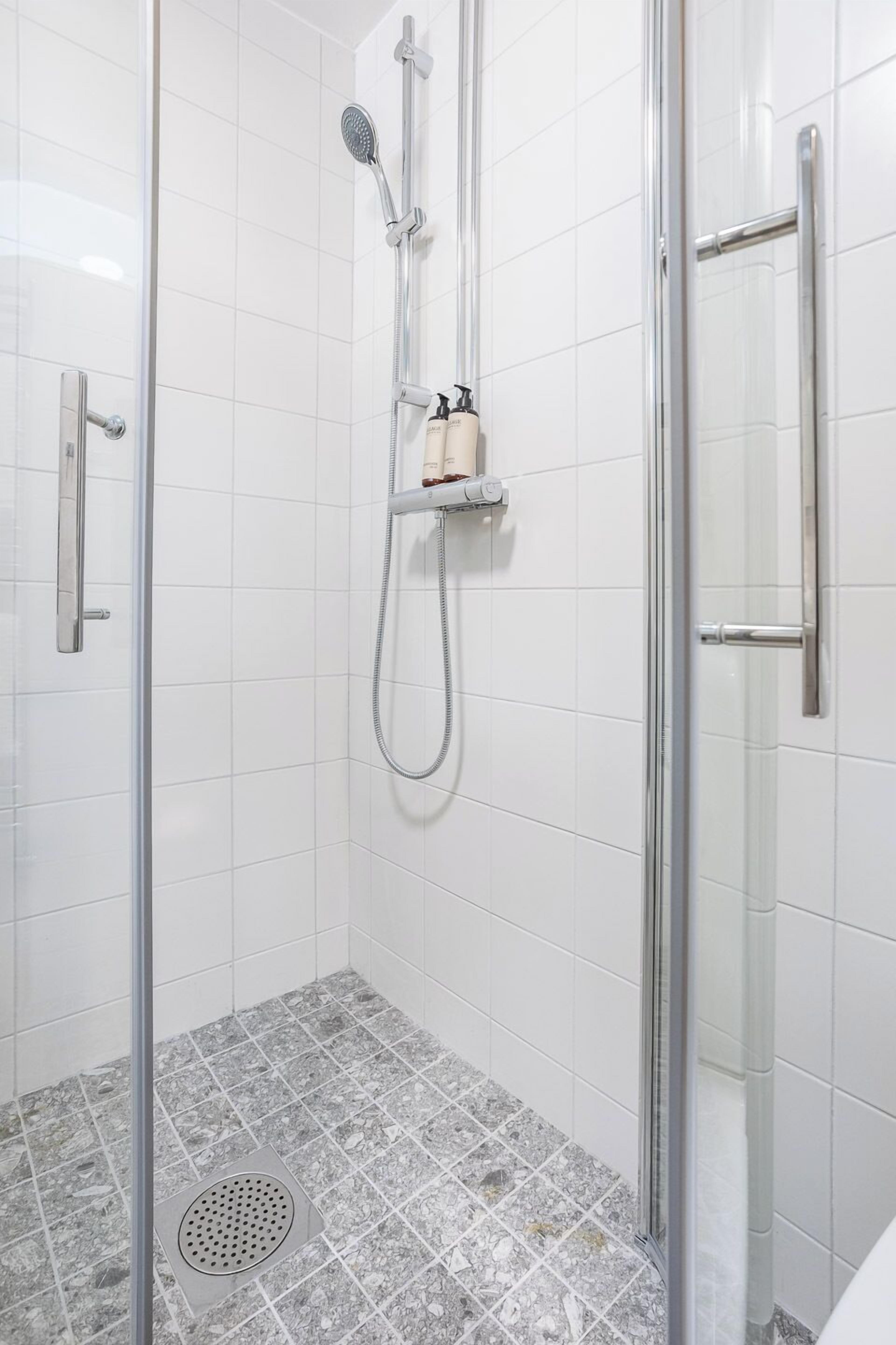 Doppel- oder Zweibettzimmer | Badezimmer | Dusche, Handtücher, Toilettenpapier