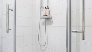 Doppel- oder Zweibettzimmer | Badezimmer | Dusche, Handtücher, Toilettenpapier