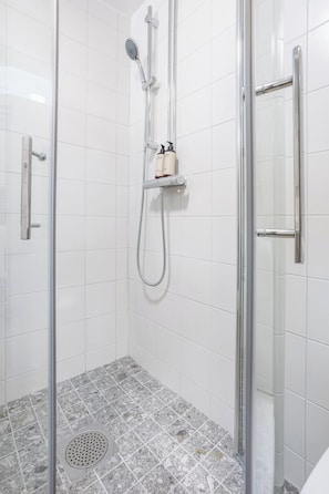 Szoba kétszemélyes vagy két külön ággyal | Fürdőszoba | Zuhanyzó, törölközők és toalettpapír