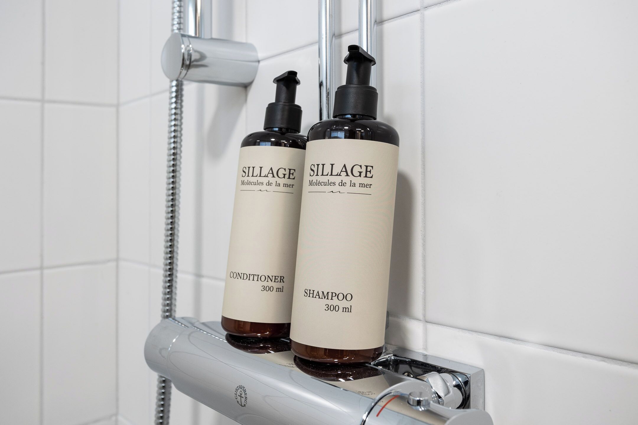 Kamer, 1 twee- of 2 eenpersoonsbedden | Badkamer | Een douche, handdoeken, toiletpapier