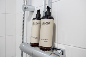 Double or Twin Room | Bathroom | Shower, towels, toilet paper