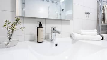 Dusj, håndklær og toalettpapir