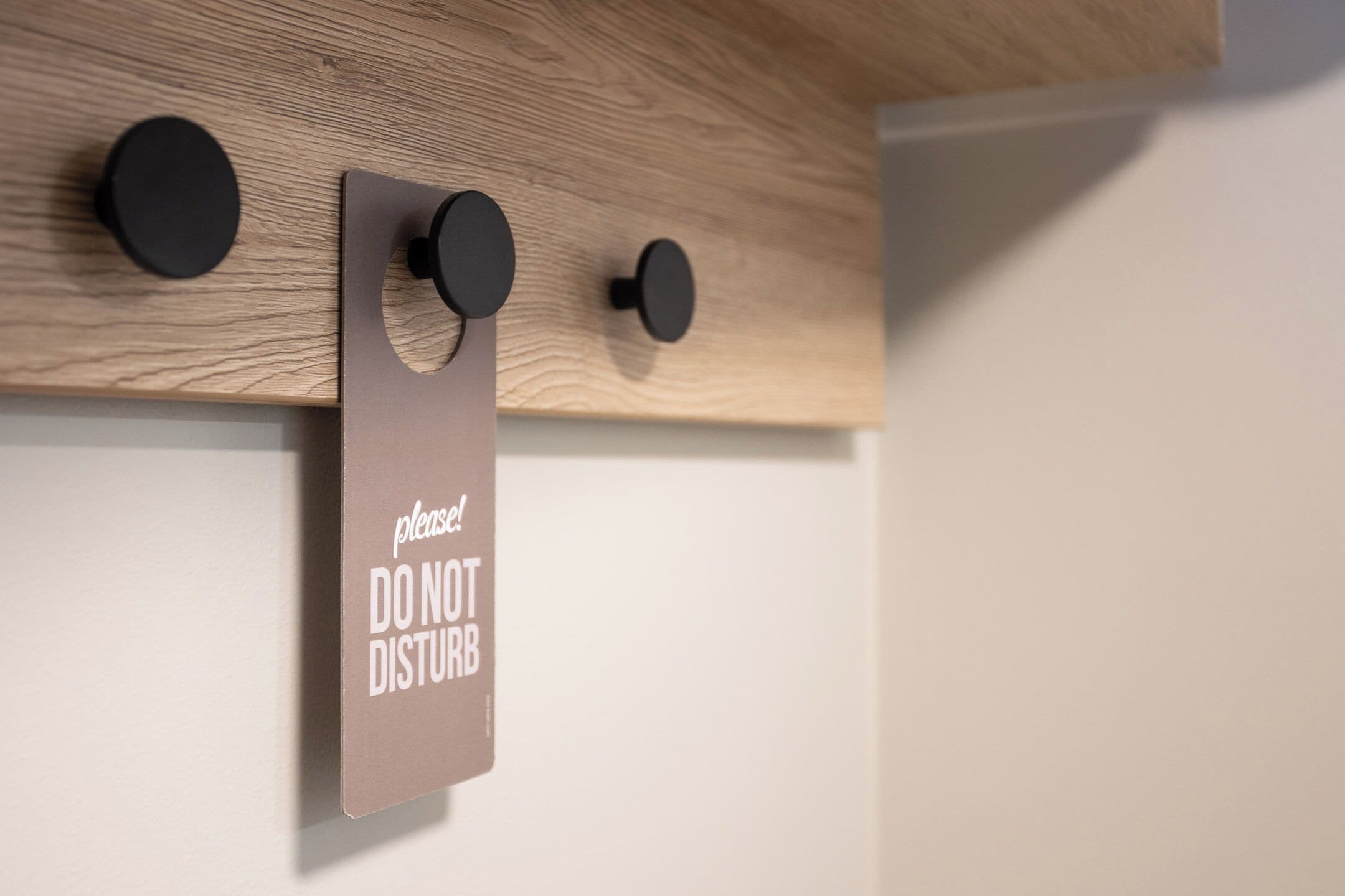 Escritorio, espacio para trabajar con laptop y wifi gratis 