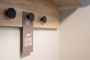 Habitación cuádruple familiar | Escritorio, espacio para trabajar con laptop y wifi gratis 