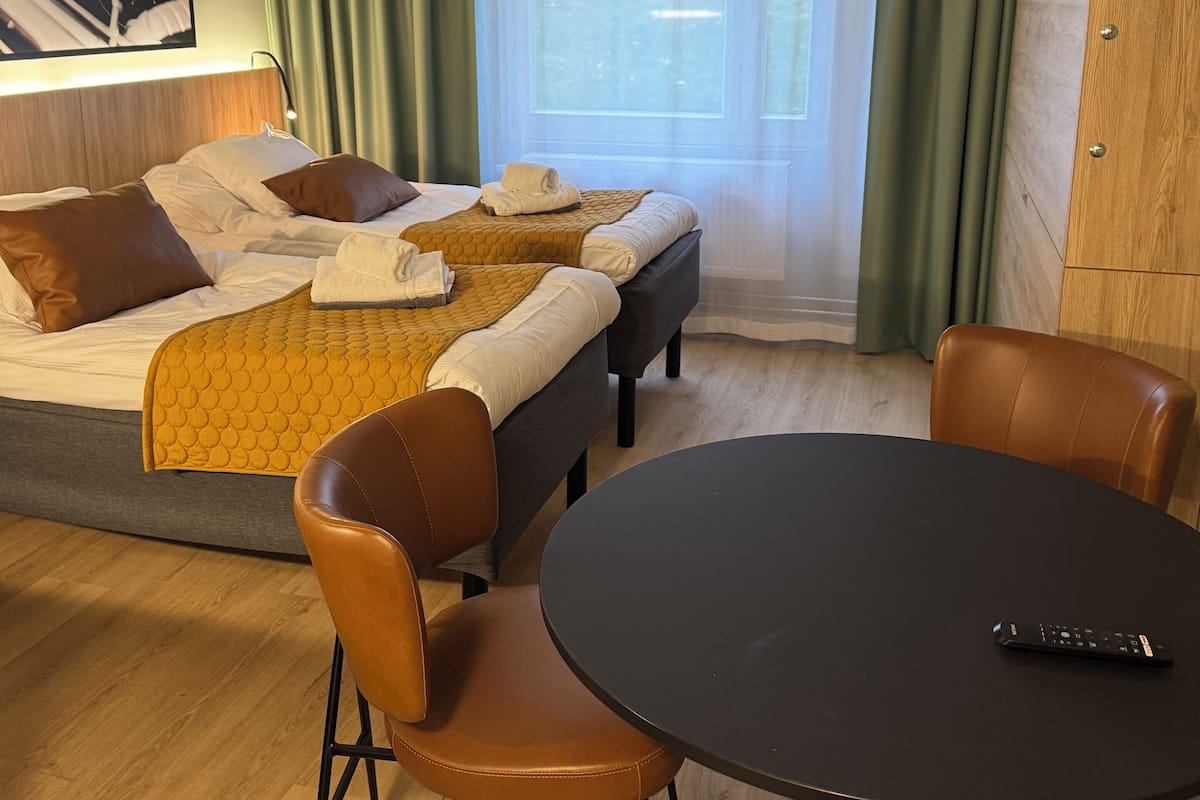 Chambre quadruple familiale | Bureau, espace de travail pour ordinateurs portables