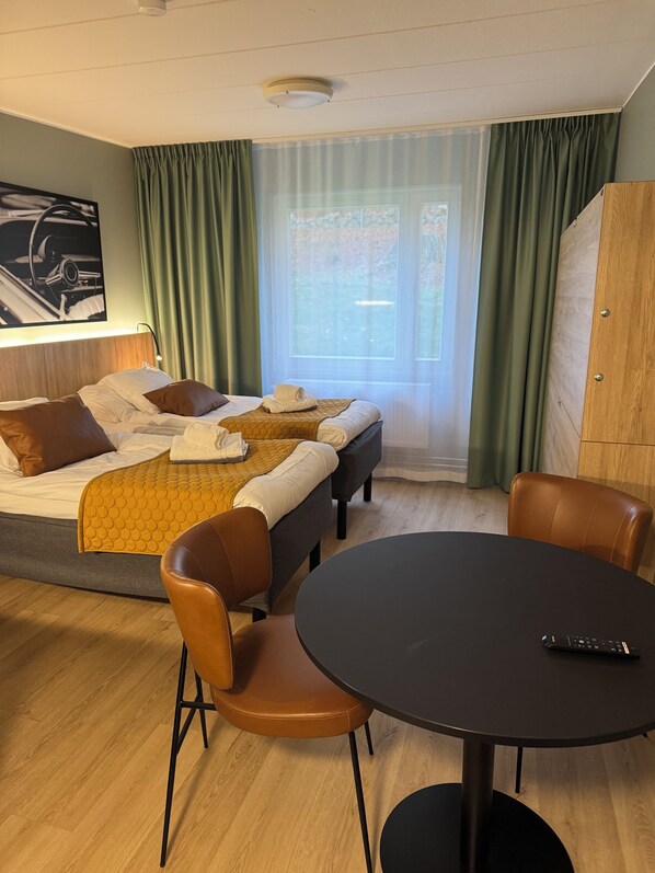 Habitación cuádruple familiar | Escritorio, espacio para trabajar con laptop y wifi gratis 