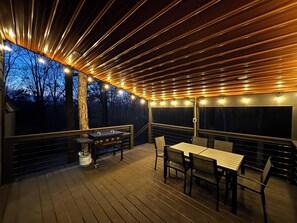Outdoor dining - Cozy 2-bedroom secluded A-Frame cabin in charming Murray (Murray)