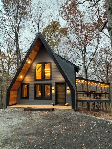 Cozy 2-bedroom secluded A-Frame cabin in charming Murray