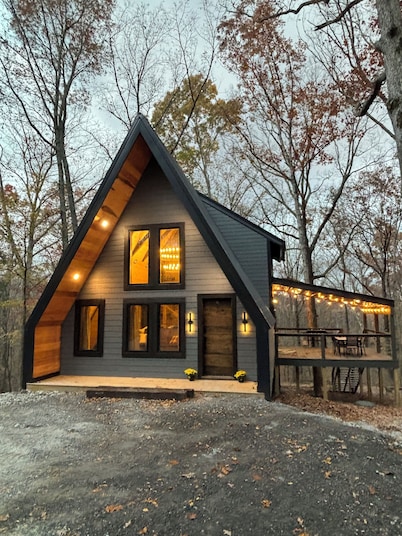 Cozy 2-bedroom secluded A-Frame cabin in charming Murray