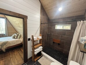 2 bedrooms, iron/ironing board, WiFi, bed sheets - Cozy 2-bedroom secluded A-Frame cabin in charming Murray (Murray)