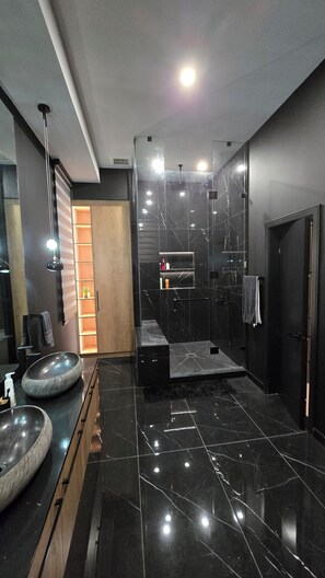Douche, sèche-cheveux, serviettes fournies, savon