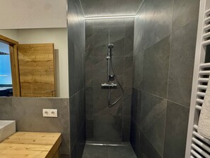 Comfort House, 2 Bedrooms, Balcony, Mountain View | Bathroom - Haus Schernthaner (Saalbach)