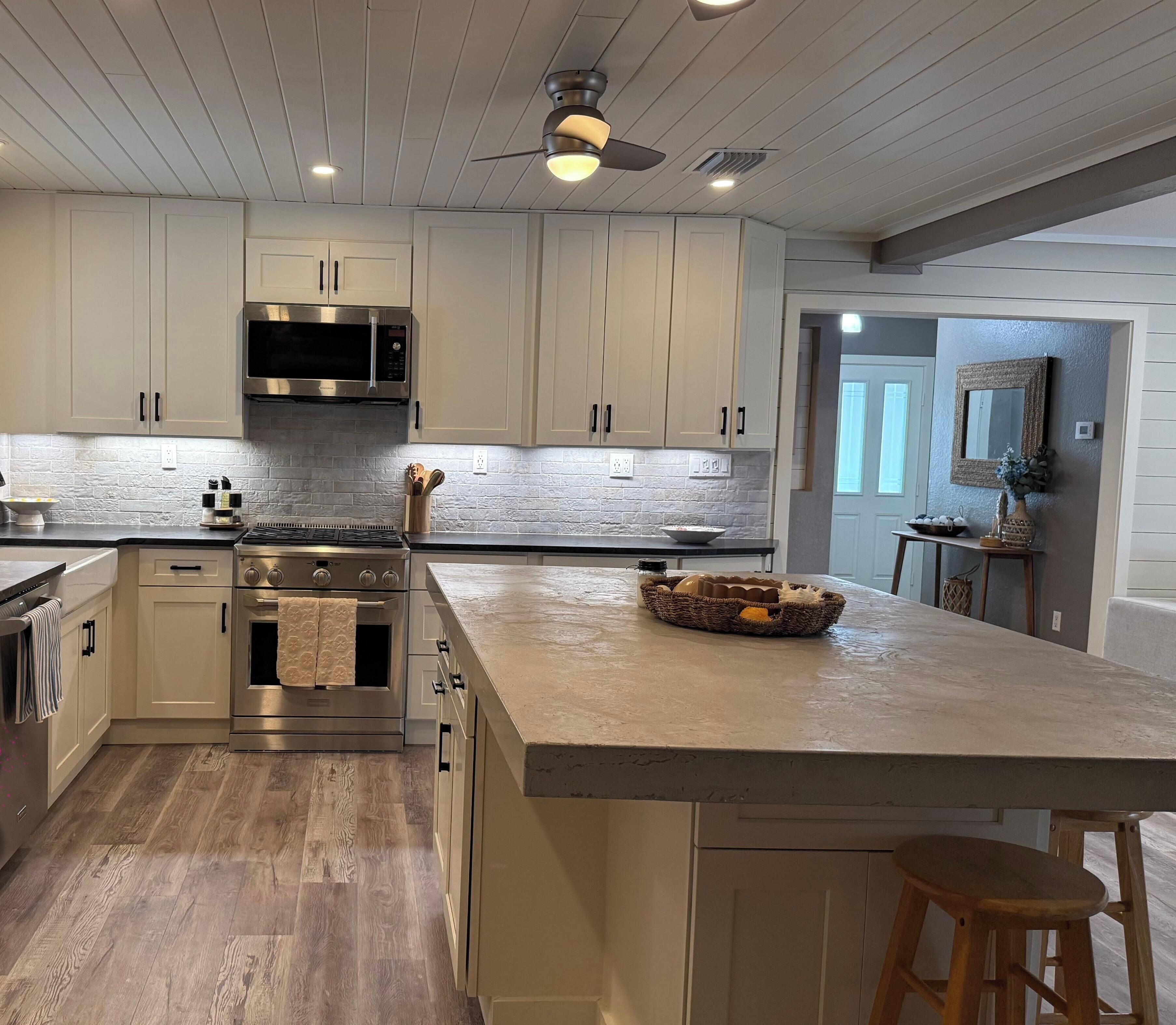 Frigorífico, microondas, horno y placa de cocina