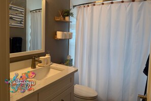 Shower, towels - Relax & Reel In Paradise Tarpon Hunter 3BR Retreat with Dock & Gulf Access (Bokeelia)