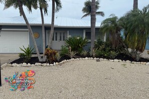 Property grounds - Relax & Reel In Paradise Tarpon Hunter 3BR Retreat with Dock & Gulf Access (Bokeelia)