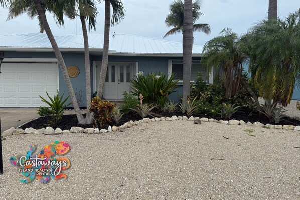 Property grounds - Relax & Reel In Paradise Tarpon Hunter 3BR Retreat with Dock & Gulf Access (Bokeelia)