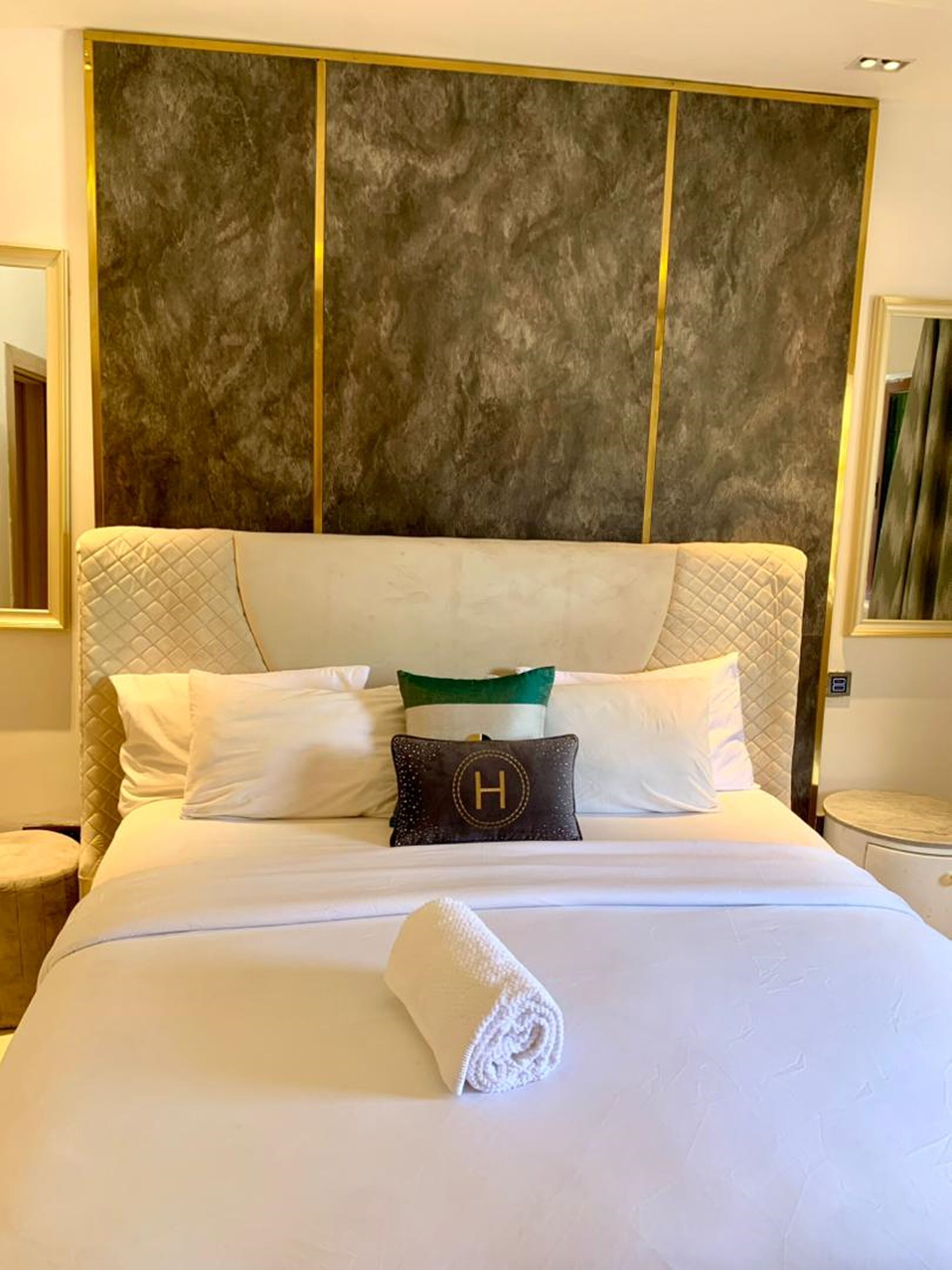 Suite | Laptop workspace, iron/ironing board, free WiFi