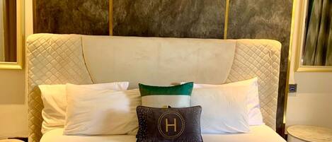 Suite | Laptop workspace, iron/ironing board, free WiFi