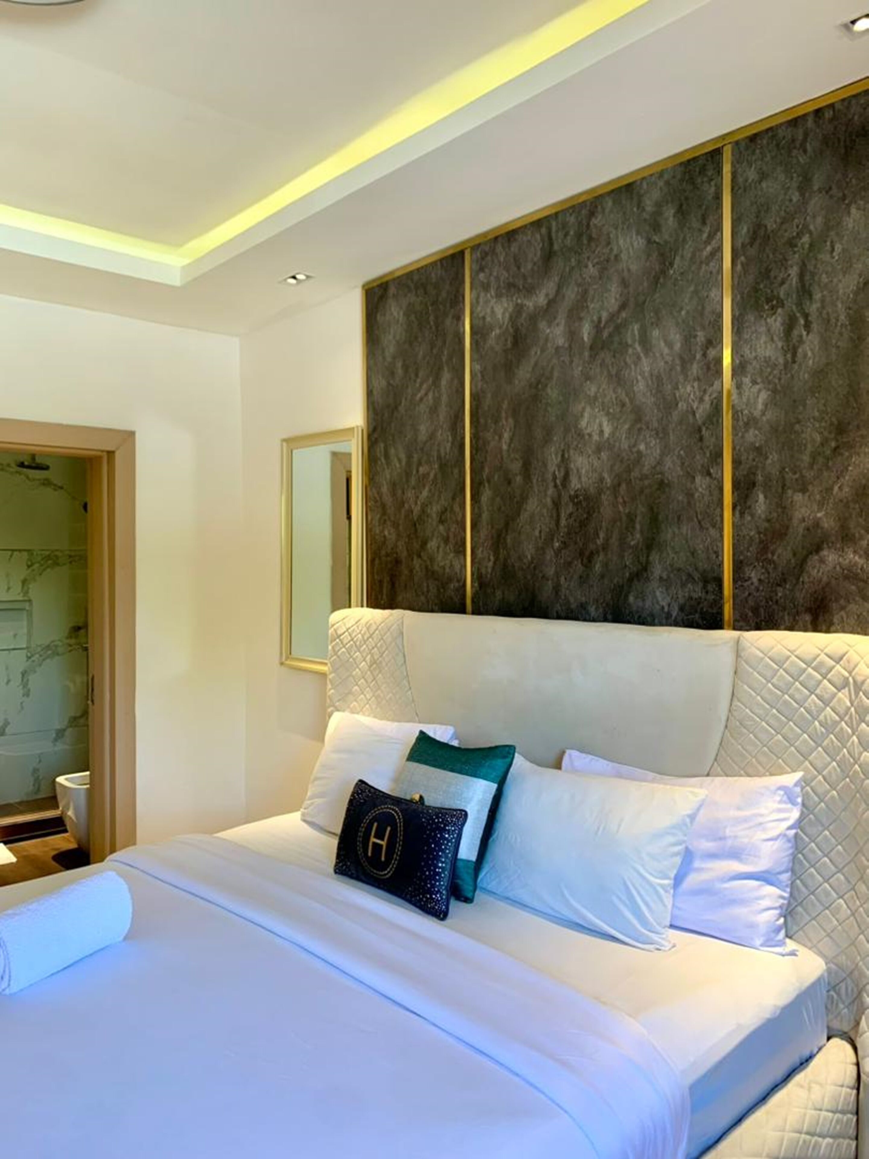 Suite | Laptop workspace, iron/ironing board, free WiFi