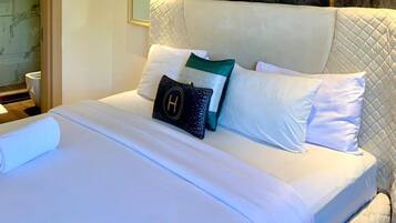 Suite | Laptop workspace, iron/ironing board, free WiFi