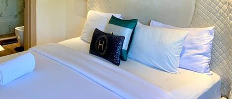 Suite | Laptop workspace, iron/ironing board, free WiFi