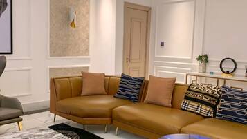 Suite | Laptop workspace, iron/ironing board, free WiFi