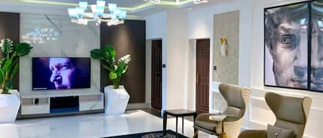 Laptop workspace, iron/ironing board, free WiFi