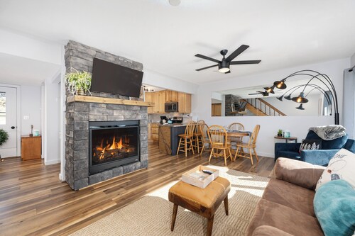 Lovely 2 bedroom, private deck w/views, near lake, paddleboard & Kayak included