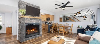 Lovely 2 bedroom, private deck w/views, near lake, paddleboard & Kayak included