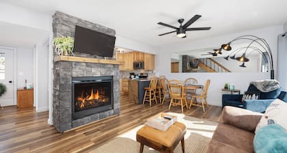 Lovely 2 bedroom, private deck w/views, near lake, paddleboard & Kayak included