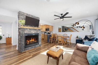 Lovely 2 bedroom, private deck w/views, near lake, paddleboard & Kayak included