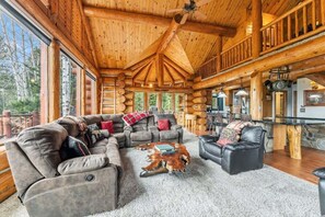 TV, fireplace - Stunning 4 bed cabin, lake views and close to Grand Lake (Grand Lake)