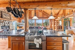 Fridge, microwave, oven, stovetop - Stunning 4 bed cabin, lake views and close to Grand Lake (Grand Lake)
