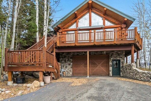Stunning 4 bed cabin, lake views and close to Grand Lake