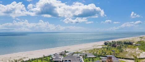 Trên bãi biển, cát trắng