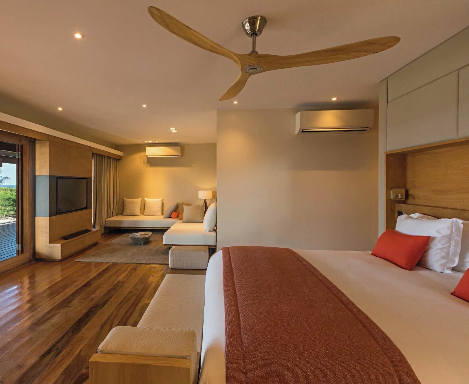 Suíte (STE) | Premium bedding, free minibar, in-room safe, blackout drapes