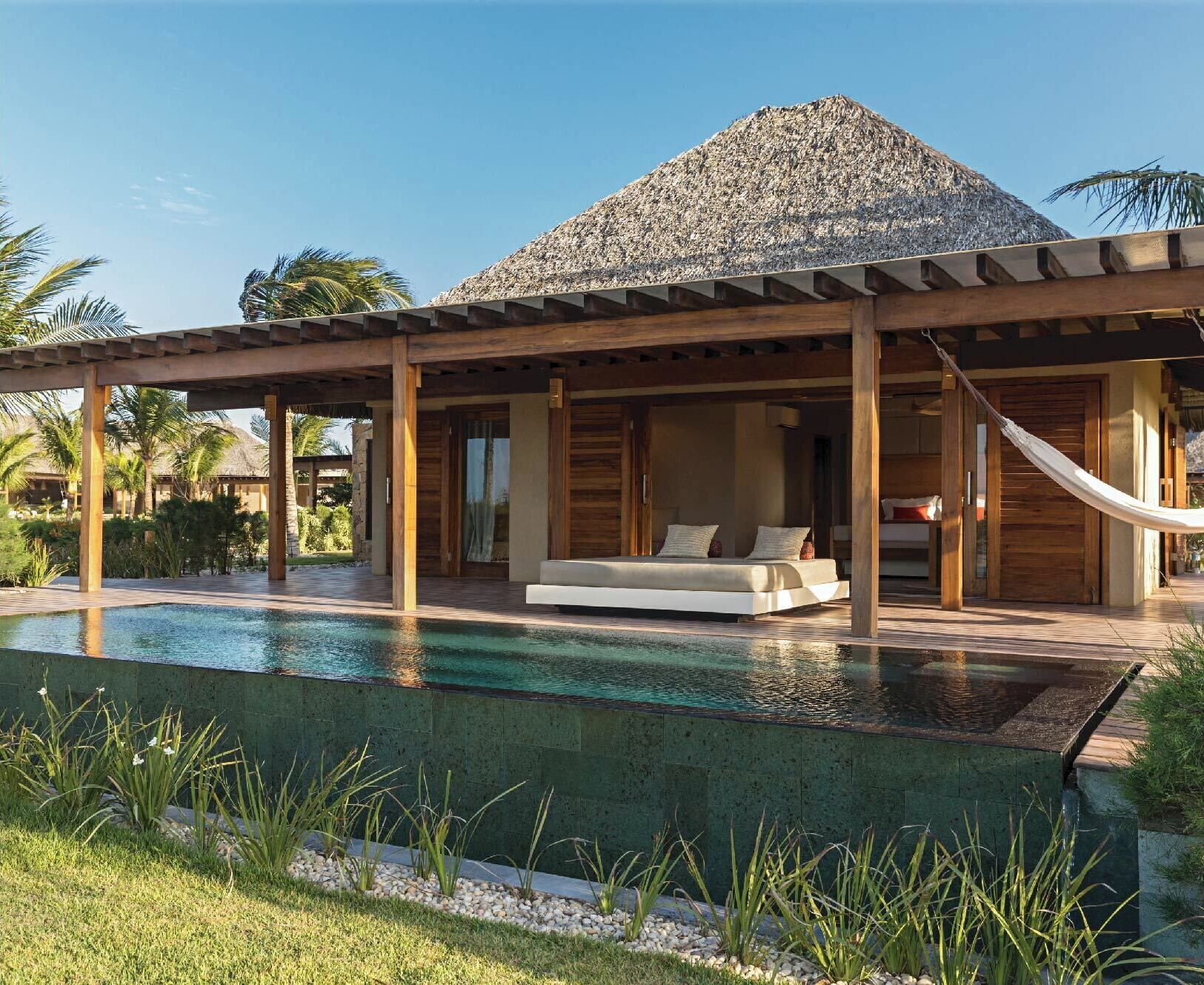 Suíte Piscina (PST) | Premium bedding, free minibar, in-room safe, blackout drapes