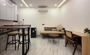 Deluxe Suite, 1 King Bed | Private kitchen | Fridge, microwave, oven, cookware/dishes/utensils