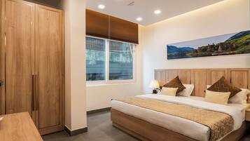 Suíte luxo, 1 cama King | Cofres nos quartos, escrivaninha, espaço de trabalho para notebook