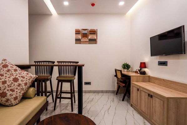 Deluxe Suite | In-room dining