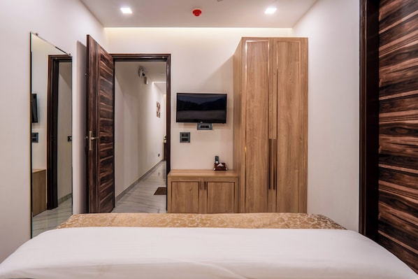 Deluxe Suite | In-room safe, desk, laptop workspace, soundproofing