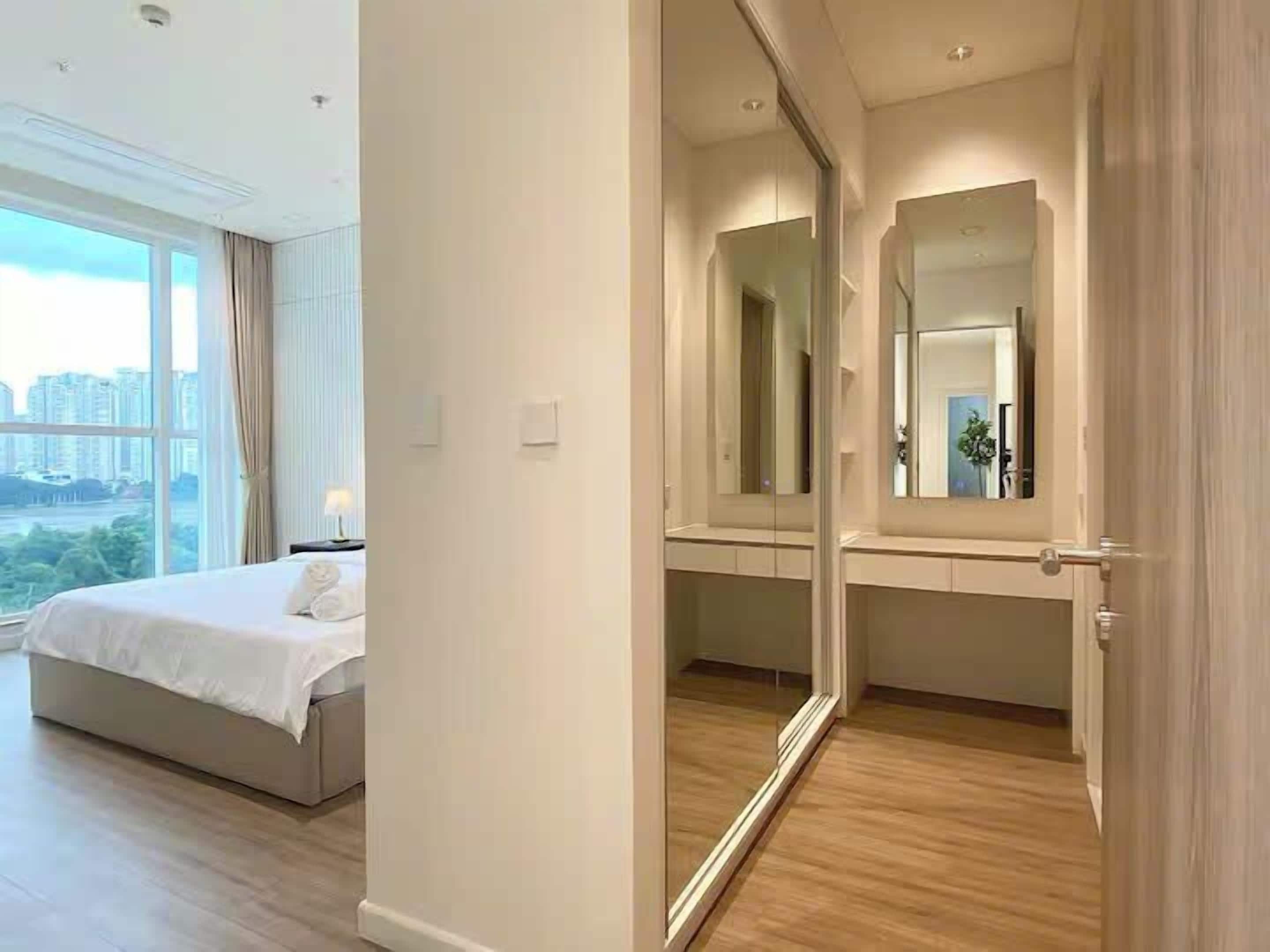 Presidential-sviitti, 2 makuuhuonetta, club-loungen käyttöoikeus, jokinäköala | Egyptinpuuvillaiset lakanat, ylelliset vuodevaatteet, untuvapeitot