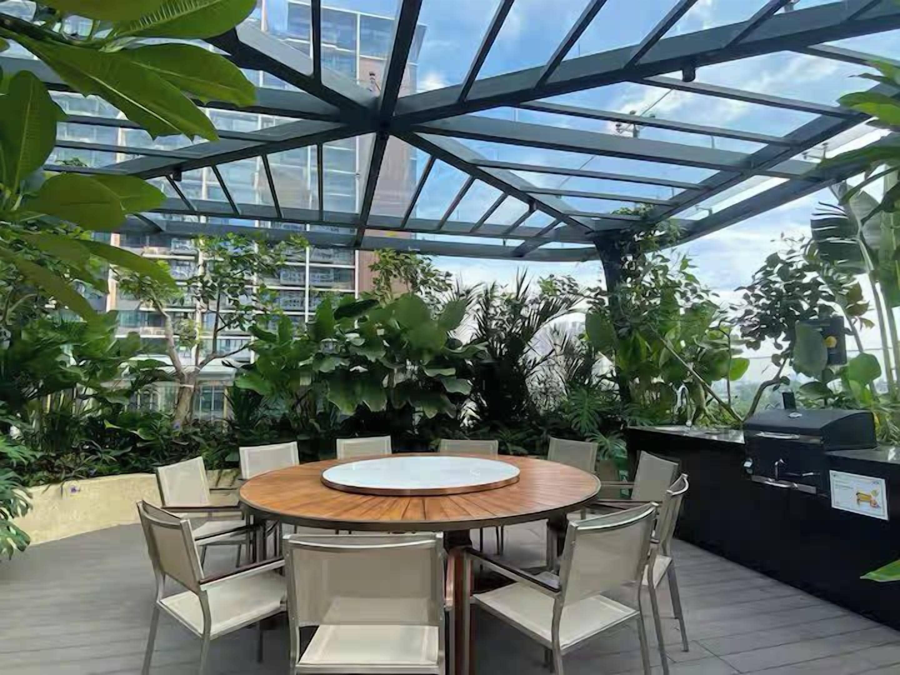 فطور من الأطباق المحلية مجانًا يوميًا