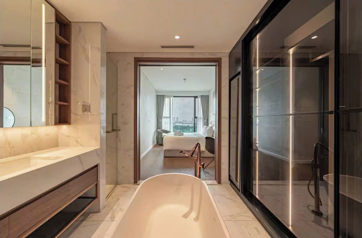 Family Suite, 3 Bedrooms, Club Lounge Access, River View | Bathroom | Separate tub and shower, free toiletries, hair dryer, slippers