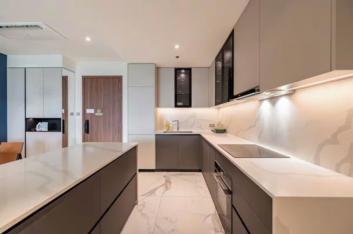 Perhesviitti, 3 makuuhuonetta, club-loungen käyttöoikeus, jokinäköala | Yksityinen keittiö | Täysikokoinen jääkaappi, mikroaaltouuni, uuni, liesi