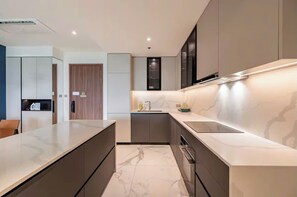 Suite familiar, 3 habitaciones, Acceso al salón del club, vistas al río | Cocina privada | Frigorífico grande, microondas, horno y placa de cocina